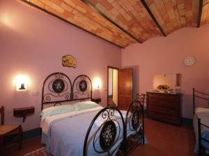 ピエンツァにあるModern Farmhouse in Pienza with Poolの木製の天井が特徴のベッドルーム1室(ベッド1台付)