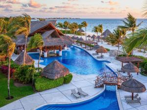 Una vista aérea de un complejo turístico con piscina. en Excellence Riviera Cancun All Inclusive - Adults Only, en Puerto Morelos
