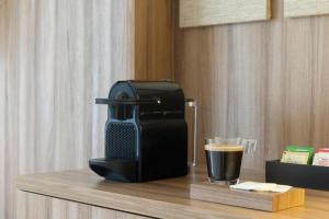 una cafetera y una copa de café en una mesa en Excellence Riviera Cancun All Inclusive - Adults Only, en Puerto Morelos