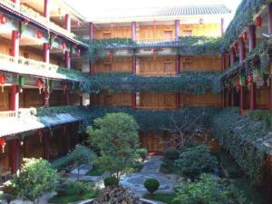 麗江市にあるGolden Spring Hotel Lijiangの横に植物が生える建物