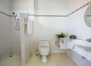 Ένα μπάνιο στο Warina Place Hotel +92 φωτογραφίες