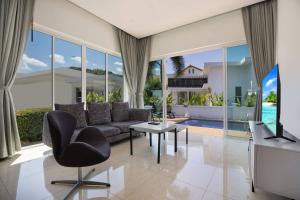 Ruang duduk di Relaxing Holidays - 2BR Private Pool Villa Greens 8, Rawai