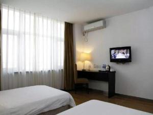 TV a/nebo společenská místnost v ubytování Super 8 Hotel Beijing New National Exhibition Yumin Street