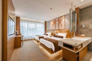 石家荘市にあるJames Joyce Coffetel Shijiazhuang Century Park Shiji Huamaoのベッド2台と洗面台があるホテルの部屋 +230枚の写真