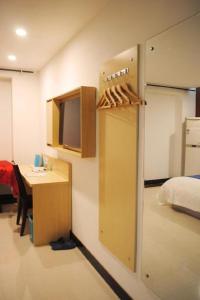 Habitación con lavabo y habitación con cama en PAI Hotels·Zanhuang Bus Station, en Zanhuang