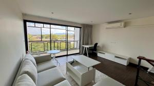 Χώρος καθιστικού στο Stylish Loft Condo in Boat Avenue Phuket