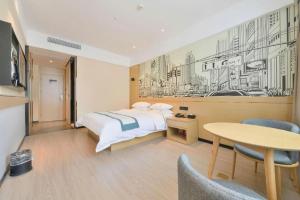 une chambre d'hôtel avec un lit et une table dans l'établissement City Comfort Inn Wuhan Xinzhou Mo'er Cheng, à Wuhan