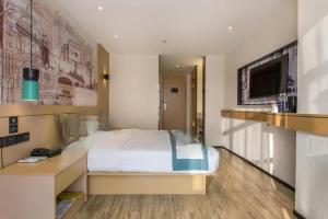 Una televisión o centro de entretenimiento en City Comfort Inn Shantou Tianshan Road Xinyicheng