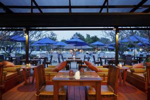 ห้องอาหารหรือที่รับประทานอาหารของ Seaview Resort Khao Lak - SHA Plus