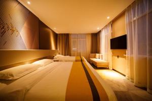 een hotelkamer met een groot bed in een kamer bij IU Hotels· Xincheng Haibing University Store in T'ao-hua Tao +268 foto's