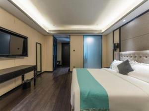 une chambre d'hôtel avec un lit et une télévision à écran plat dans l'établissement Xana Hotelle Nanchang Xinhongcheng Grand Market Metro Station, à Taohua 197 autres photos