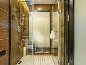 eine Dusche mit Glastür im Badezimmer in der Unterkunft Xana Hotelle Tianjin Binjiang Road Heping Road Metro Station Quanyechang in Tianjin + 195 Fotos