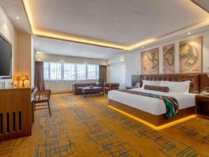 a hotel room with a large bed and a desk at James Joyce Coffetel Lijiang Ancient City Dashuiche in Lijiang +159 photos
