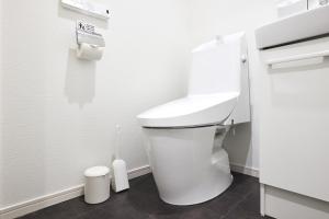 a bathroom with a white toilet in a room at THE Dorchester β in Tokyo