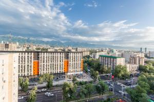 una vista aerea di una città con edifici di ЖК Жастар Атамекен ЦЕНТР ГОРОДА, ОТЛИЧНАЯ ЛОКАЦИЯ a Almaty