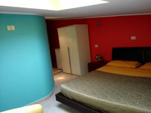 a bedroom with a bed and red walls at Albergo Ristorante Grace in Vibo Valentia