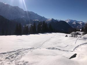 a snow covered slope with mountains in the background at Chez Sab in Passy