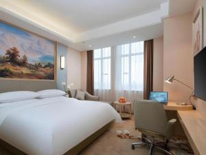 TV a/nebo společenská místnost v ubytování Vienna Hotel Yunnan Qujin High-Speed Railway Station Wuguan 1st Middle School