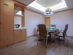 ein Zimmer mit Tisch und Stühlen und eine Küche in der Unterkunft Vienna Hotel Guangdong Huiyang Qiuchang Yingbin Road in Huizhou + 108 Fotos