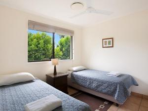 una camera con due letti e una finestra di Cayman Quays a Noosaville