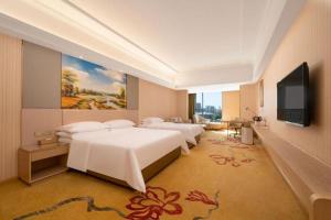 - une chambre avec 3 lits et une télévision à écran plat dans l'établissement Vienna Hotel Shandong Shouguang International Exhibition Center, à Shouguang 179 autres photos