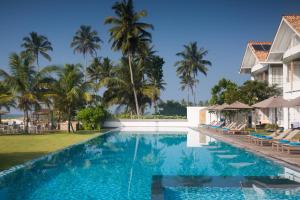 Bazén v ubytování Sri Sharavi Beach Villas & Spa - with 43 metre saltwater infinity pool nebo v jeho okolí