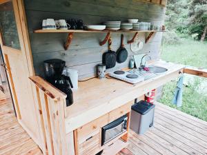 an outside kitchen with a counter in a house at Whispering Pines in Altsorgefeld