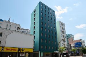 札幌市にあるHotel Sho Sapporo - Vacation STAY 61077vの市道の高い緑の建物