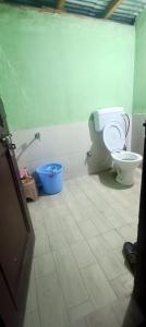 Habitación con baño con aseo y lavabo. en The North-East Breeze, en Jāmb