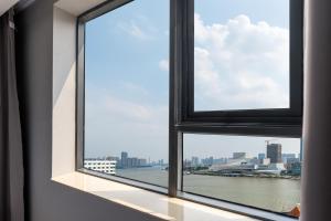 広州市にあるDingshe Hotel Guangzhou Shamian Island Yongqingfang Branchの川の景色を望む窓
