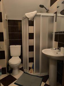 un baño con inodoro y lavabo en Golden Hermes, Studio z basenem, en Sunny Beach
