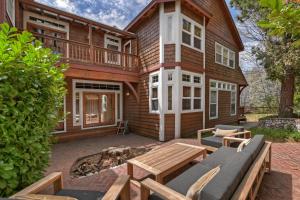 une maison avec foyer extérieur dans la cour dans l'établissement Matternhorn Peak Lodge - For 10, à Lake Arrowhead