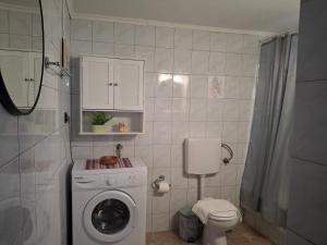 Bilik mandi di La casa de Ioanna +114 gambar