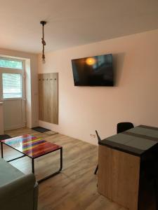 TV a/nebo společenská místnost v ubytování Apartmán Orchidea 3