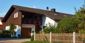 una casa con una valla delante de ella en Ferienwohnung Achhammer, en Riedenburg