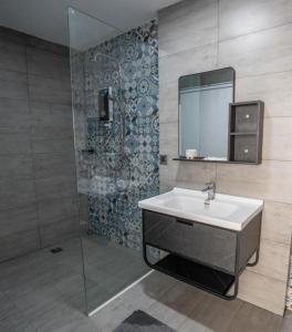 un baño con lavabo y espejo en Alice Villa Hotel, en Takeo 18 fotos más