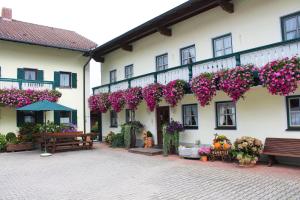 ein Gebäude mit Blumen auf der Seite in der Unterkunft Ferienhof Obermaier in Bad Birnbach