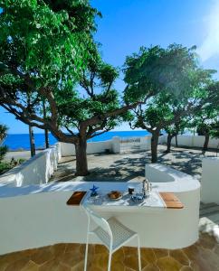 un tavolo e sedie su un patio con vista sull'oceano di Ad un passo dal Mare a Petrosino