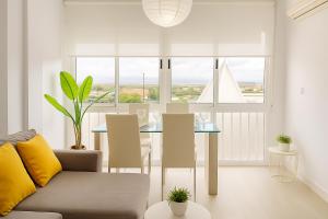 una sala de estar con una mesa y un sofá en Granada Eye, en Granada