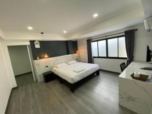 ein Schlafzimmer mit einem Bett und einem großen Fenster in der Unterkunft Prinn Hotel in Ban Thai Wat Khot + 66 Fotos