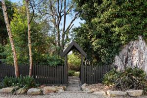 Romantic Retreat with Spa and Private Gardens外面的花园
