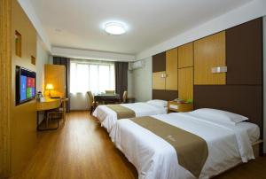 Postel nebo postele na pokoji v ubytování Vatica Hangzhou Linan Qianwang Street Hotel + 126 fotografií