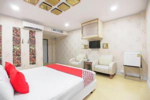 Un pat sau paturi într-o cameră la OYO 1002 Pinklao Resort