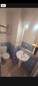 un bagno con un water bianco e un lavandino di Studio SeaGarden a Benalmádena