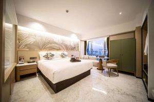 a hotel room with a large bed and a window at Kingtown Hotel Hongqiao Shanghai in Shanghai +154 photos