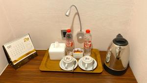 ein Tisch mit einer Kaffeemaschine und einem Teekessel in der Unterkunft SELECTA HOTEL Medan in Medan