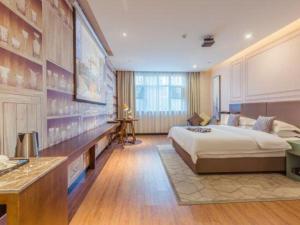 a bedroom with a large bed in a room at GME Hefei Qianshan North Road Phoenix City Hotel in Hefei +223 photos