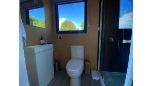 Koupelna v ubytování Forest Farm Tiny House by Tiny Away