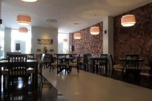 Restoran või mõni muu söögikoht majutusasutuses Lombok Plaza Hotel and Convention