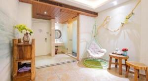 a living room with a chair and a table at Huangma Holiday Nanhai Museum Hotel in Haikou +258 photos
